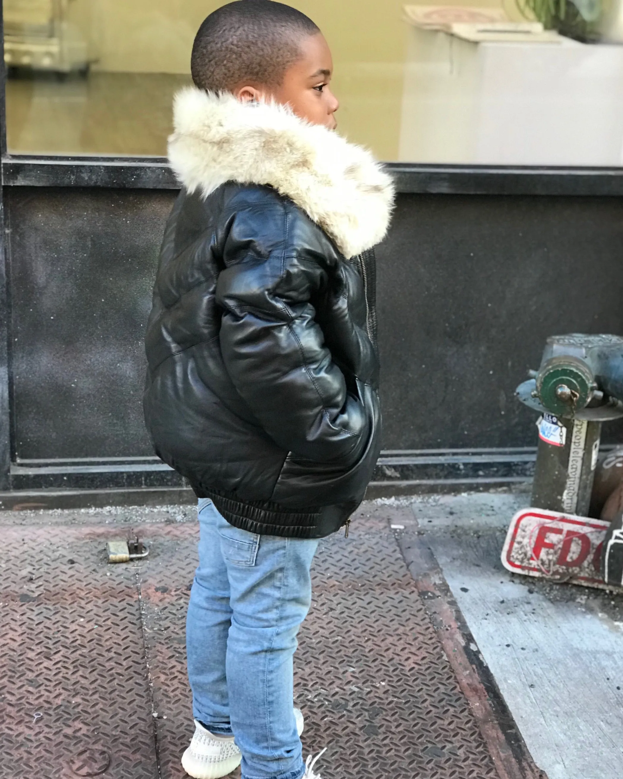 KIDS- BLACK V BOMBER WITH OFF WHITE FOX COLLAR