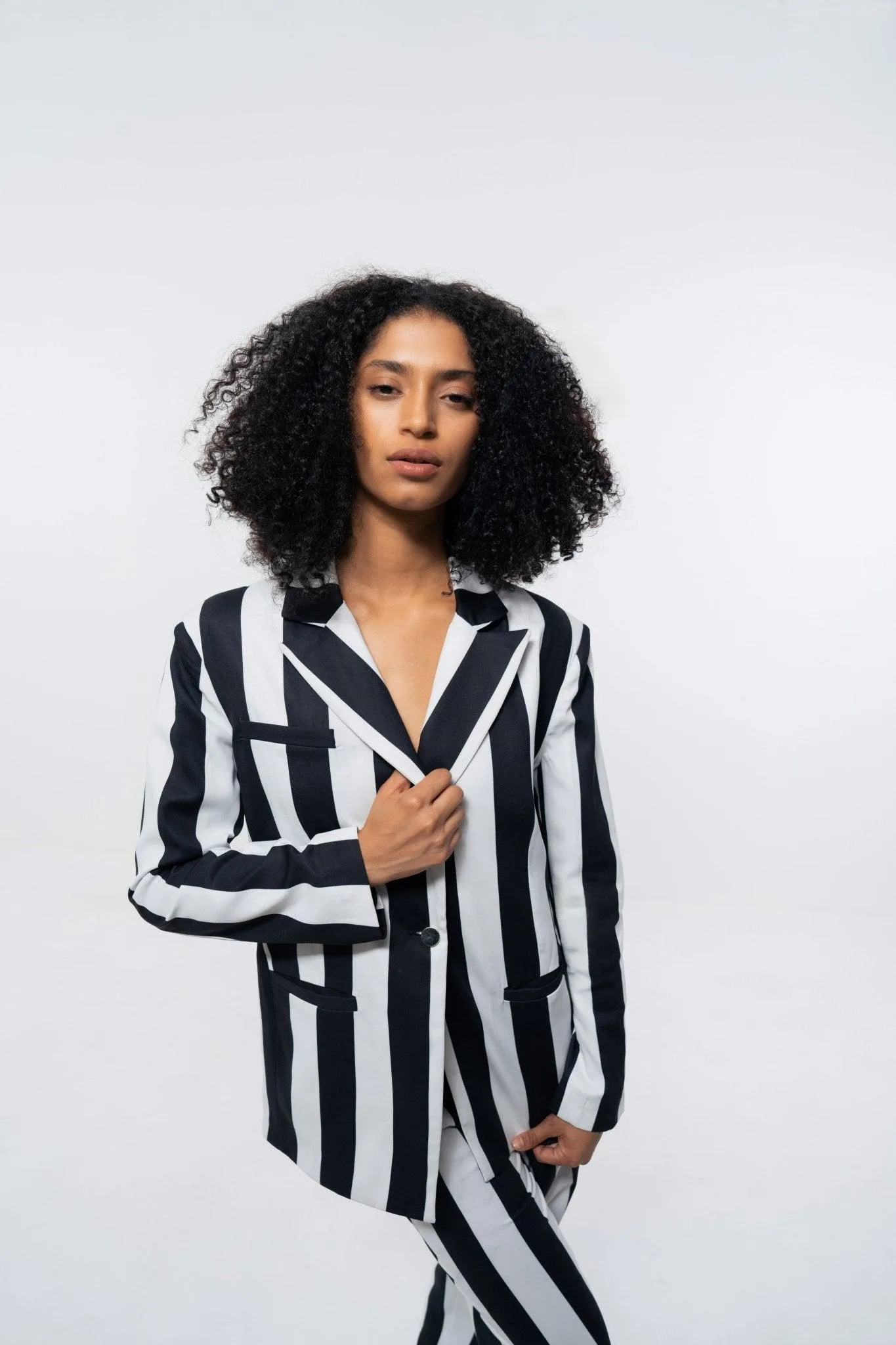 WHITE AND BLACK STRIPE SINGLE BREASTED BLAZER